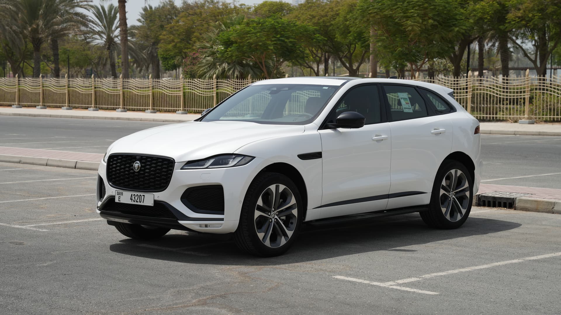 Jaguar F-Pace 2025 mieten in Dubai - Frontansicht