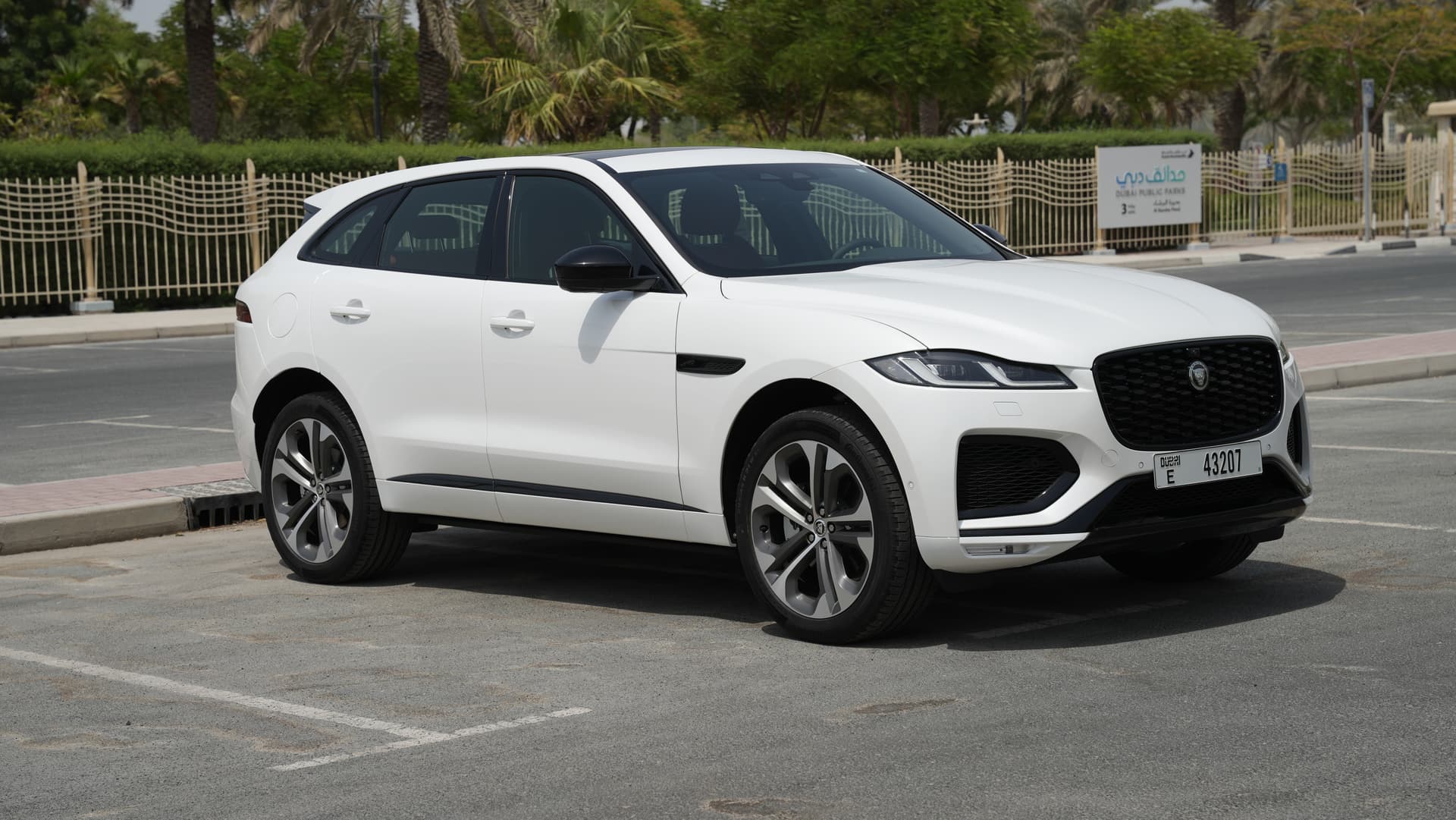 Jaguar F-Pace 2025 mieten in Dubai - Ansicht 3