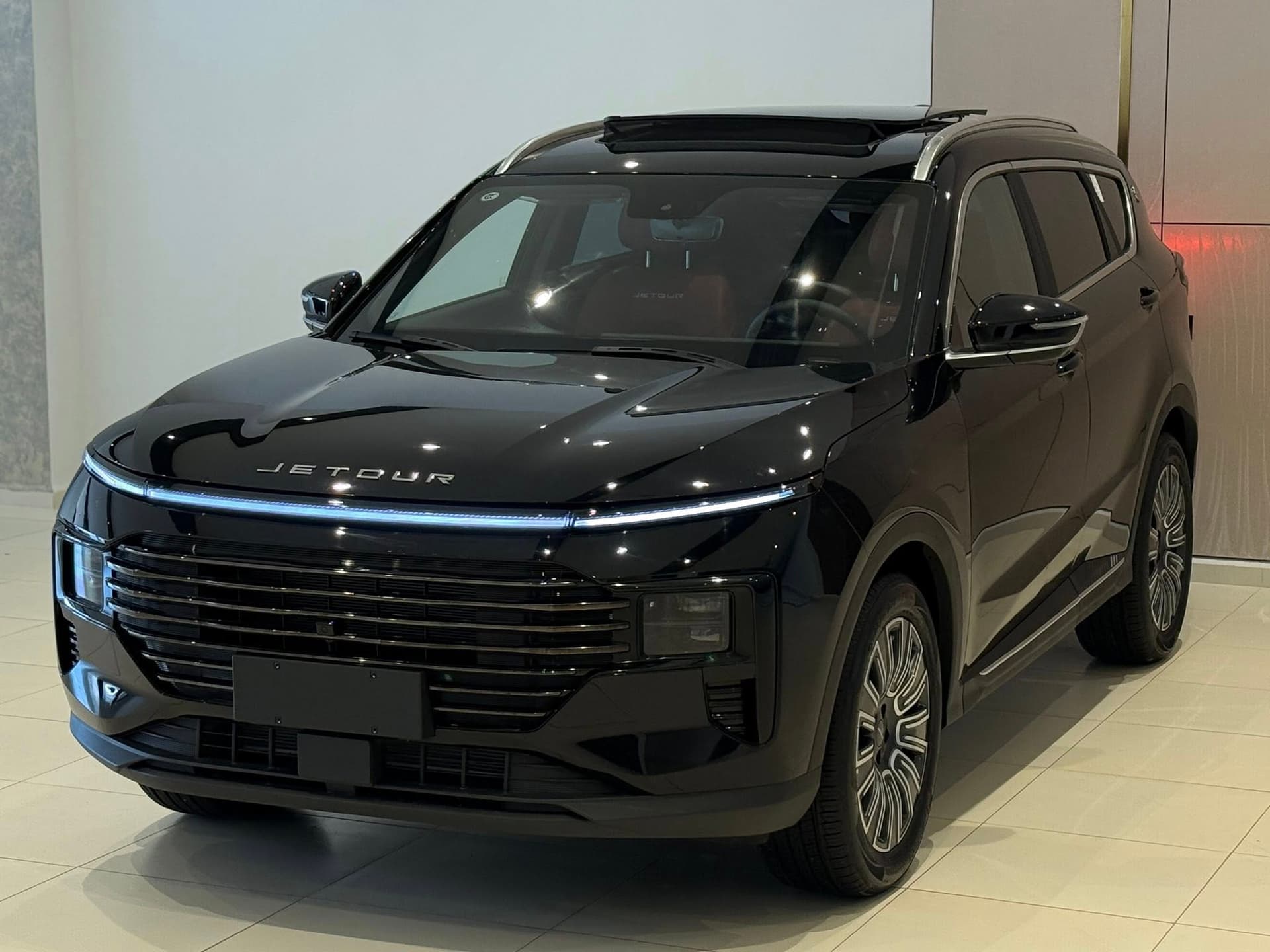 Jetour X70 Plus 2026 mieten in Dubai - Frontansicht