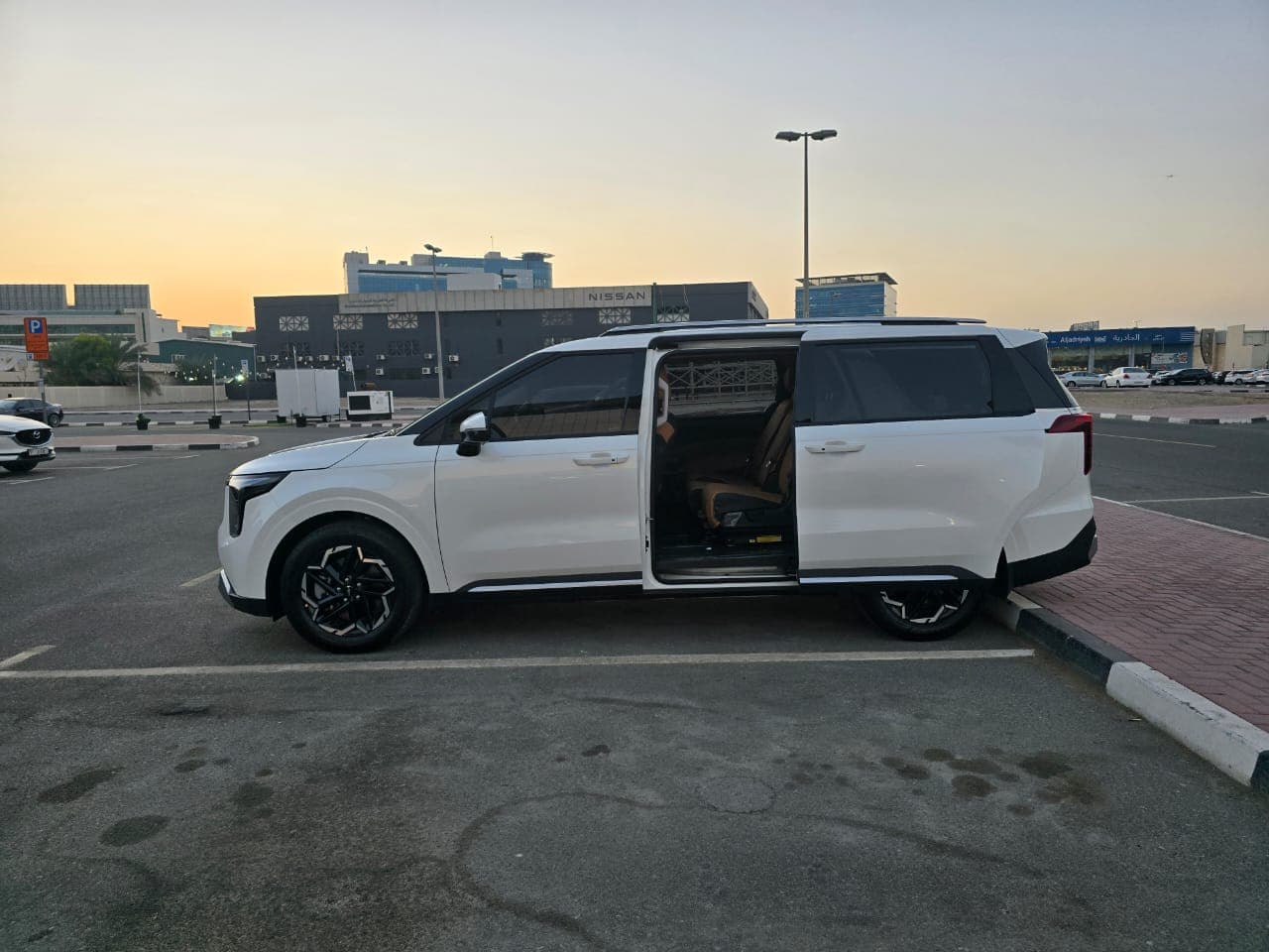 KIA CARNIVAL GCC MODEL 2025 mieten in Dubai - Ansicht 4