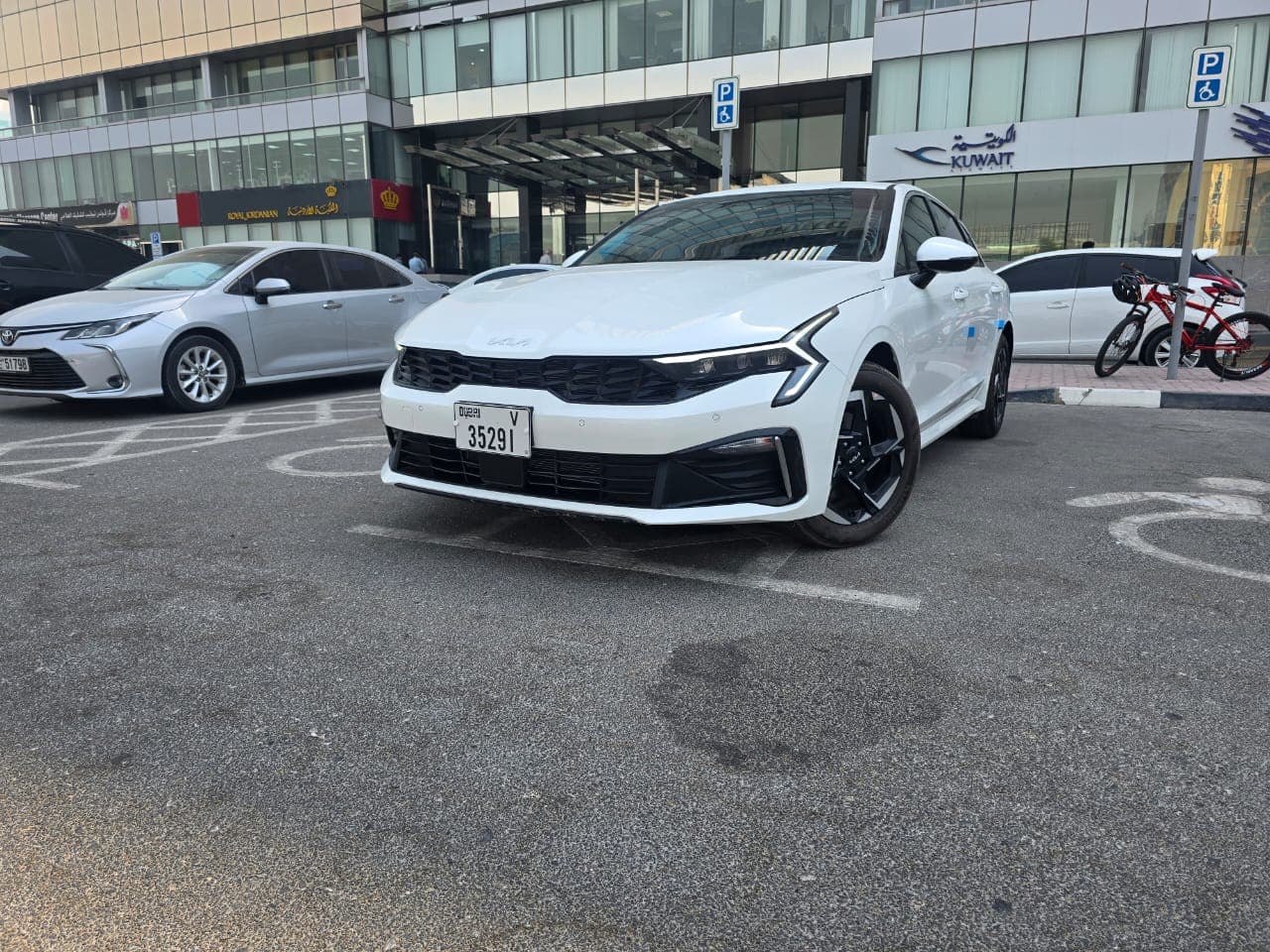 KIA K5 2025 mieten in Dubai - Frontansicht