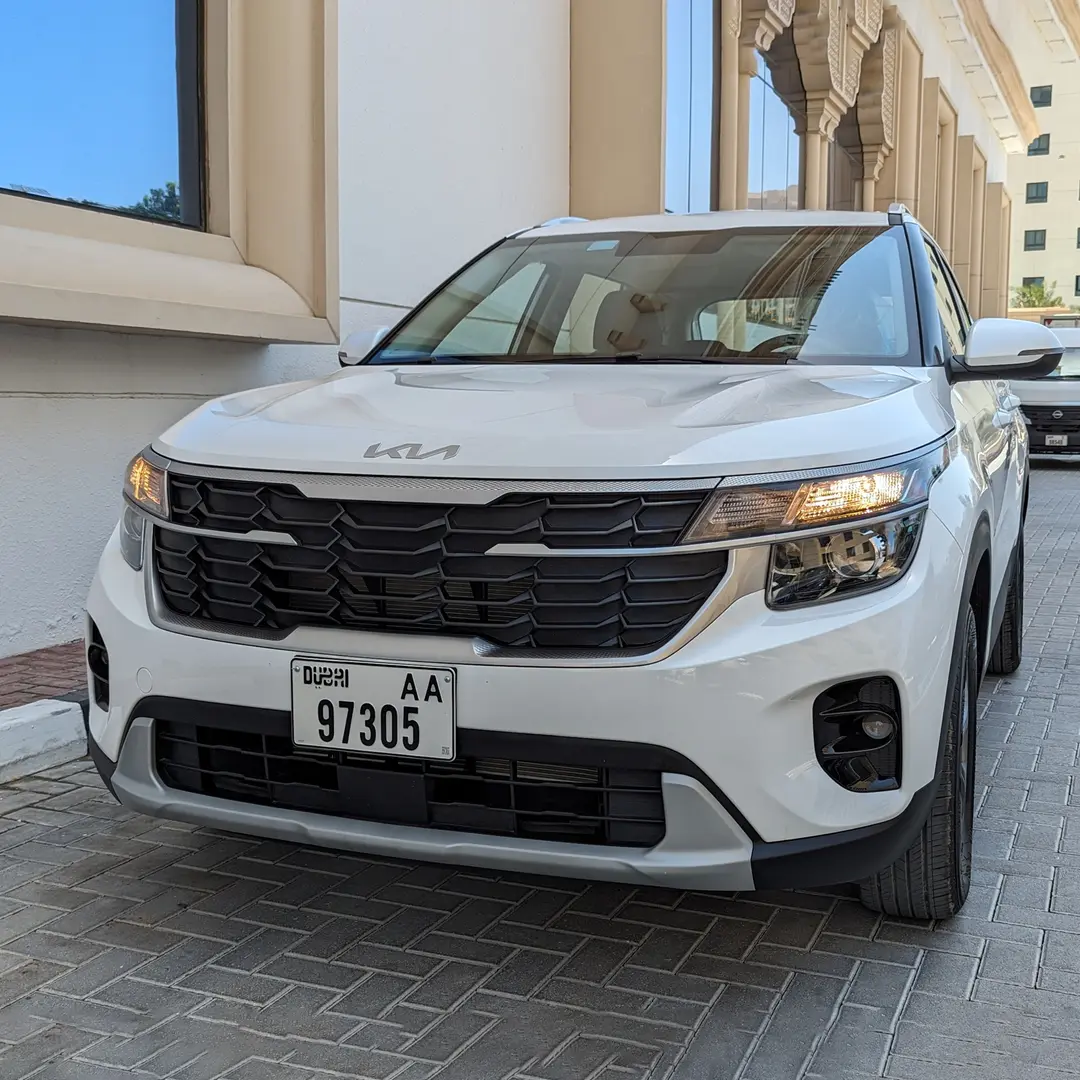 KIA Seltos 2024 mieten in Dubai - Frontansicht