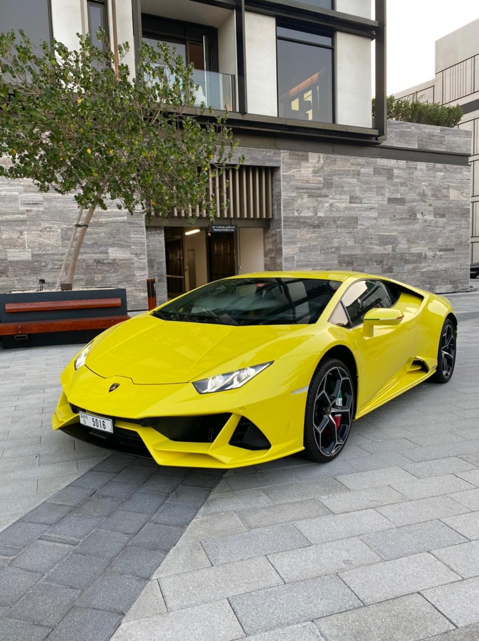 Lamborghini Huracan EVO Coupe 2020 mieten in Dubai - Frontansicht