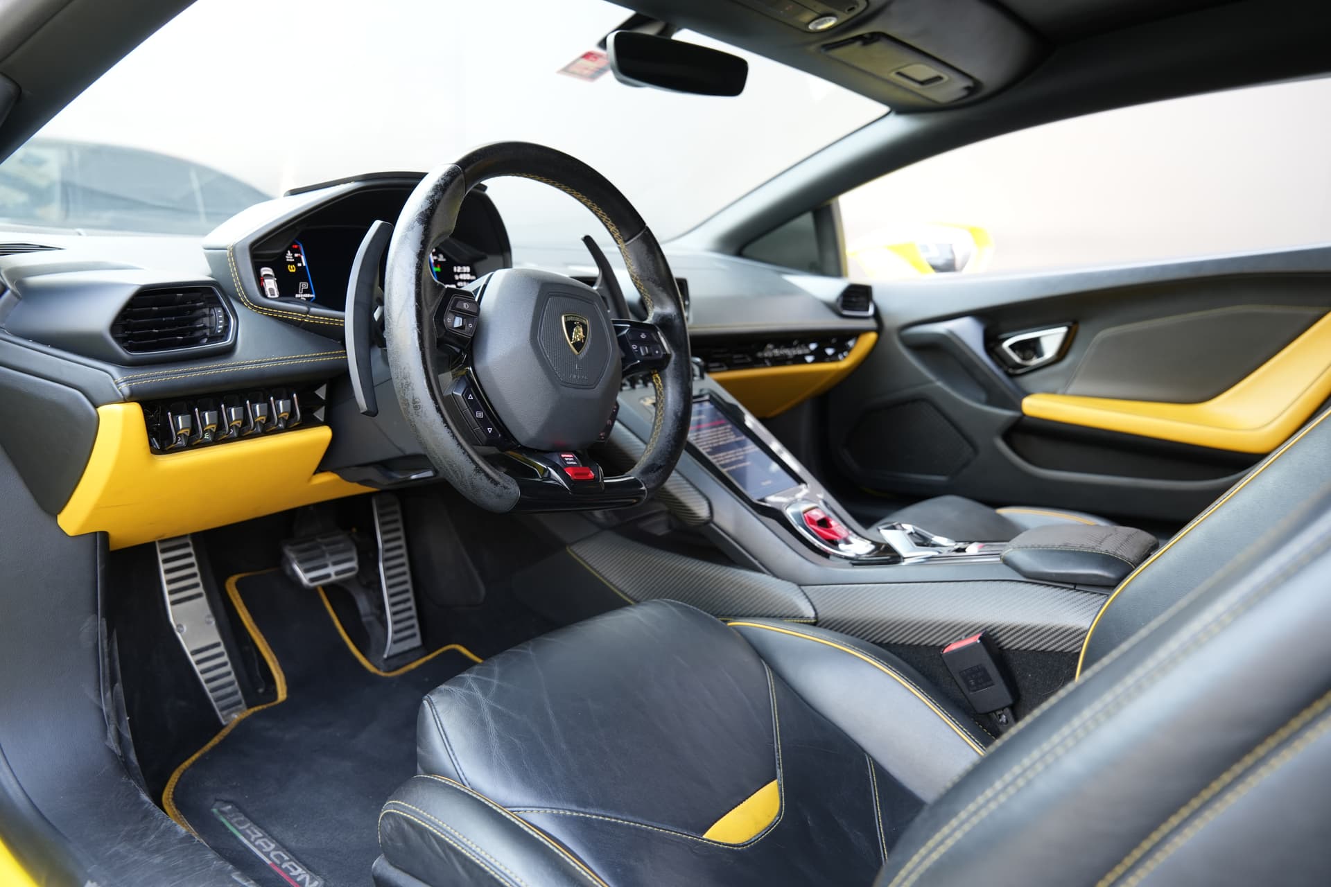 Lamborghini Huracan EVO Coupe 2020 mieten in Dubai - Ansicht 3