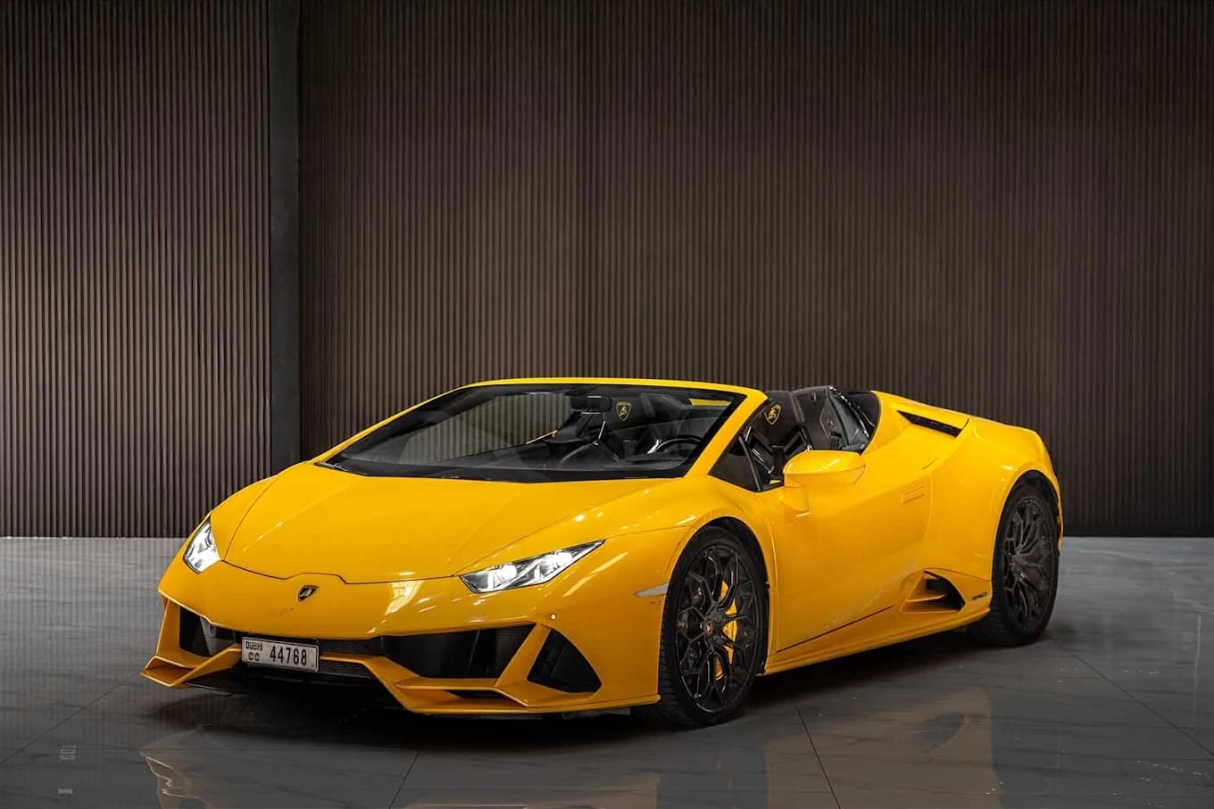 Lamborghini Huracan EVO Spyder 2021 huren Dubai - Vooraanzicht