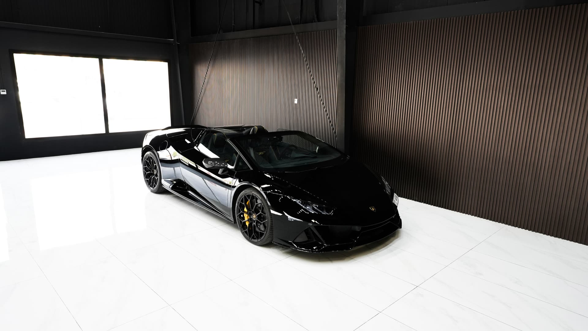 Lamborghini Huracan EVO Spyder 2023 huren Dubai - Vooraanzicht