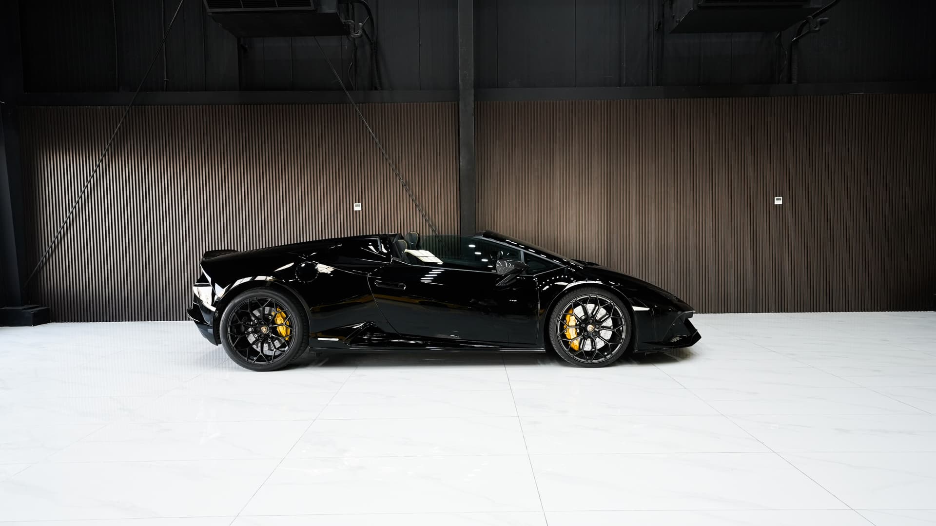 Lamborghini Huracan EVO Spyder 2023 huren Dubai - Weergave 2