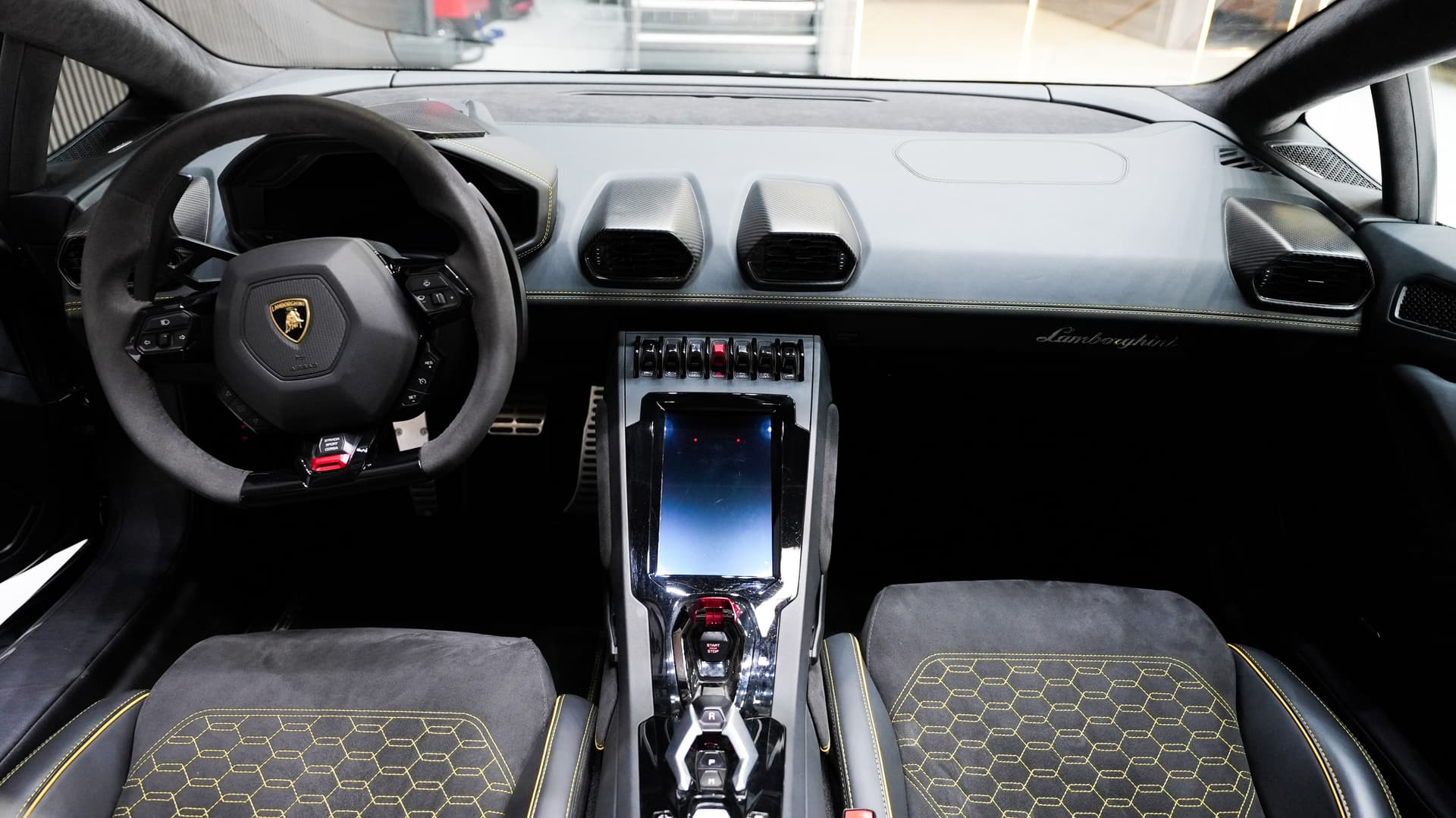 Lamborghini Huracan EVO Spyder 2023 huren Dubai - Weergave 4