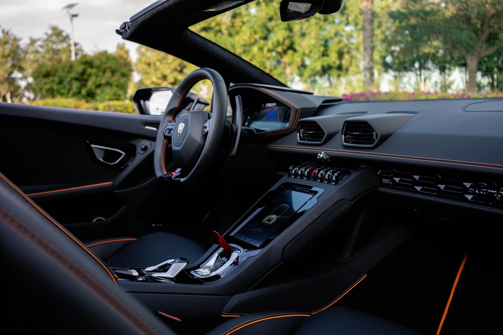 Lamborghini Huracan EVO Spyder 2024 huren Dubai - Weergave 3