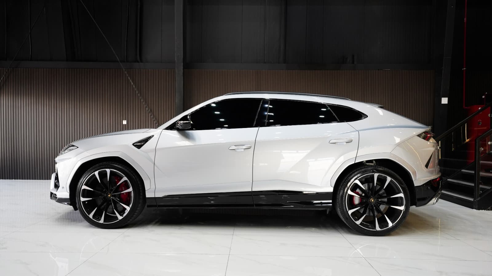 Lamborghini Urus 2021 huren Dubai - Weergave 3