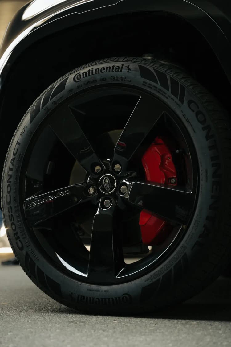 Location Land Rover Defender 110 Black Edition 2025 Dubai - Vue 3