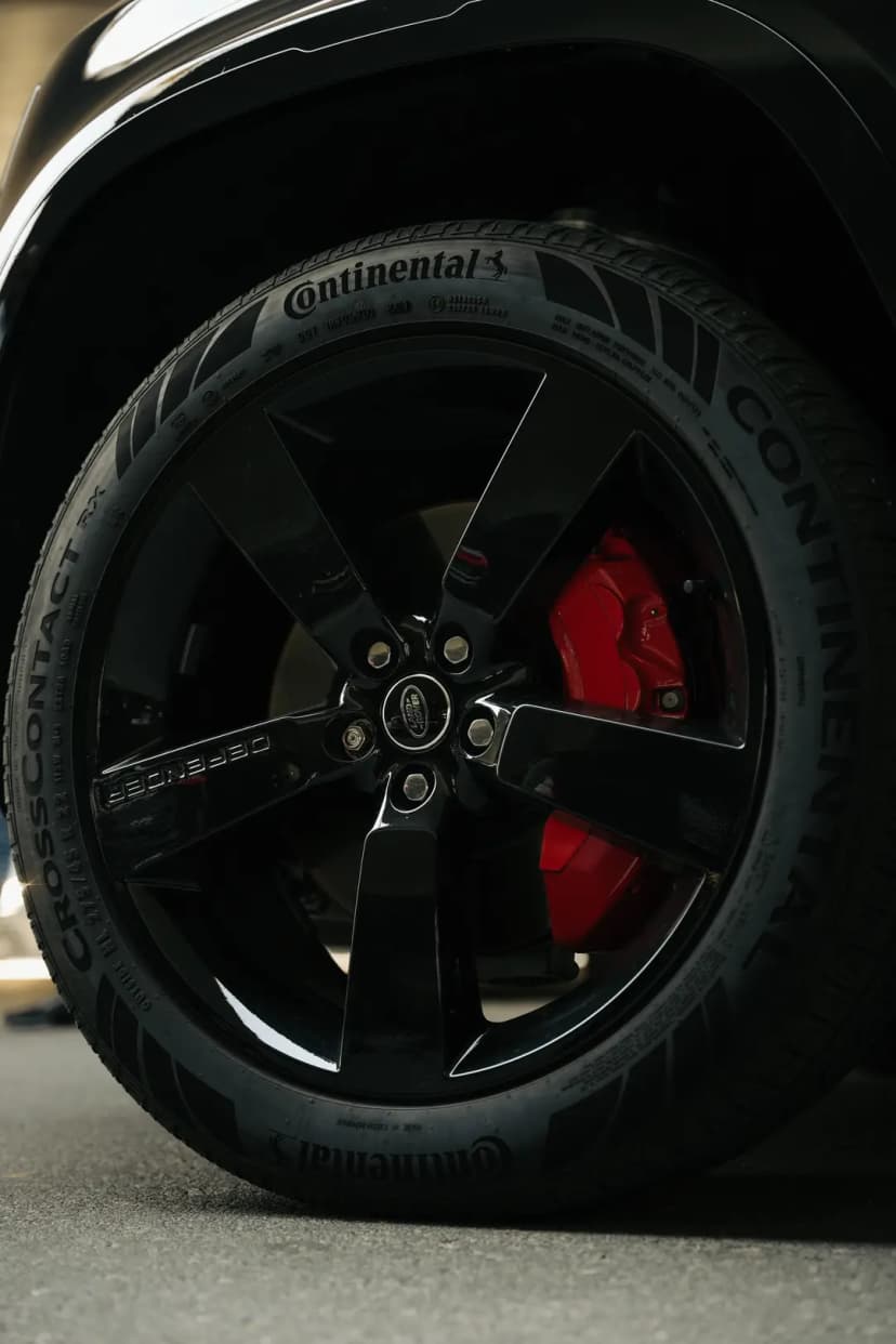 Location Land Rover Defender 110 Black Edition 2025 Dubai - Vue 3