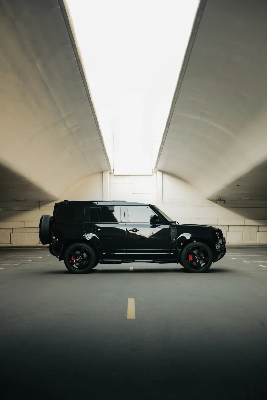 Location Land Rover Defender 110 Black Edition 2025 Dubai - Vue 8