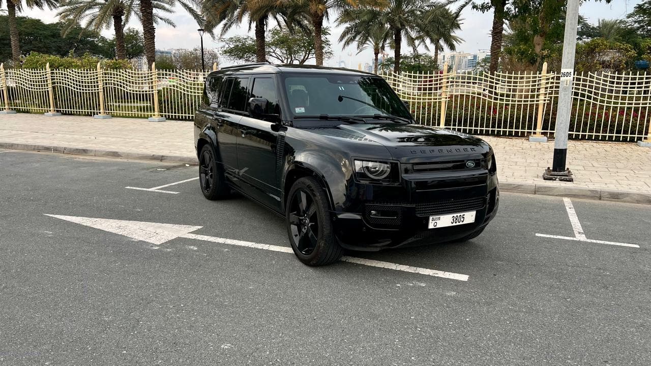 Land Rover Defender 2024 huren Dubai - Vooraanzicht