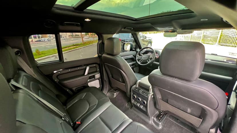 Location Land Rover Defender 2024 Dubai - Vue 7