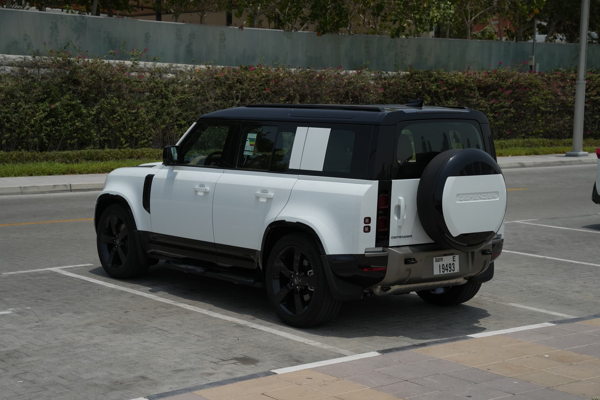Land Rover Defender 2025 mieten in Dubai - Ansicht 3
