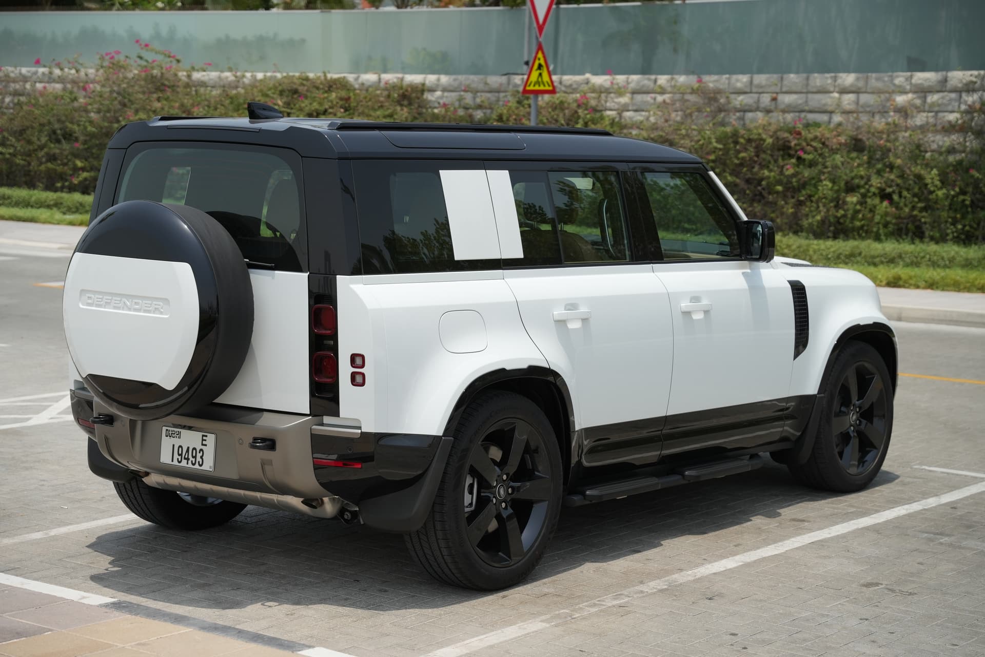 Land Rover Defender 2025 mieten in Dubai - Ansicht 4