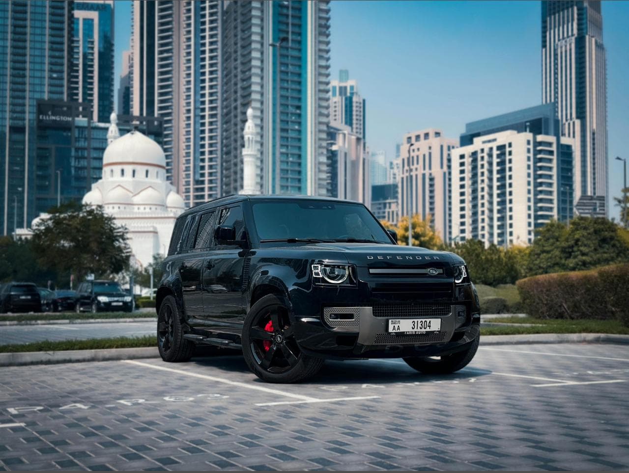 Land Rover Defender X-Dynamic V6 2023 mieten in Dubai - Frontansicht