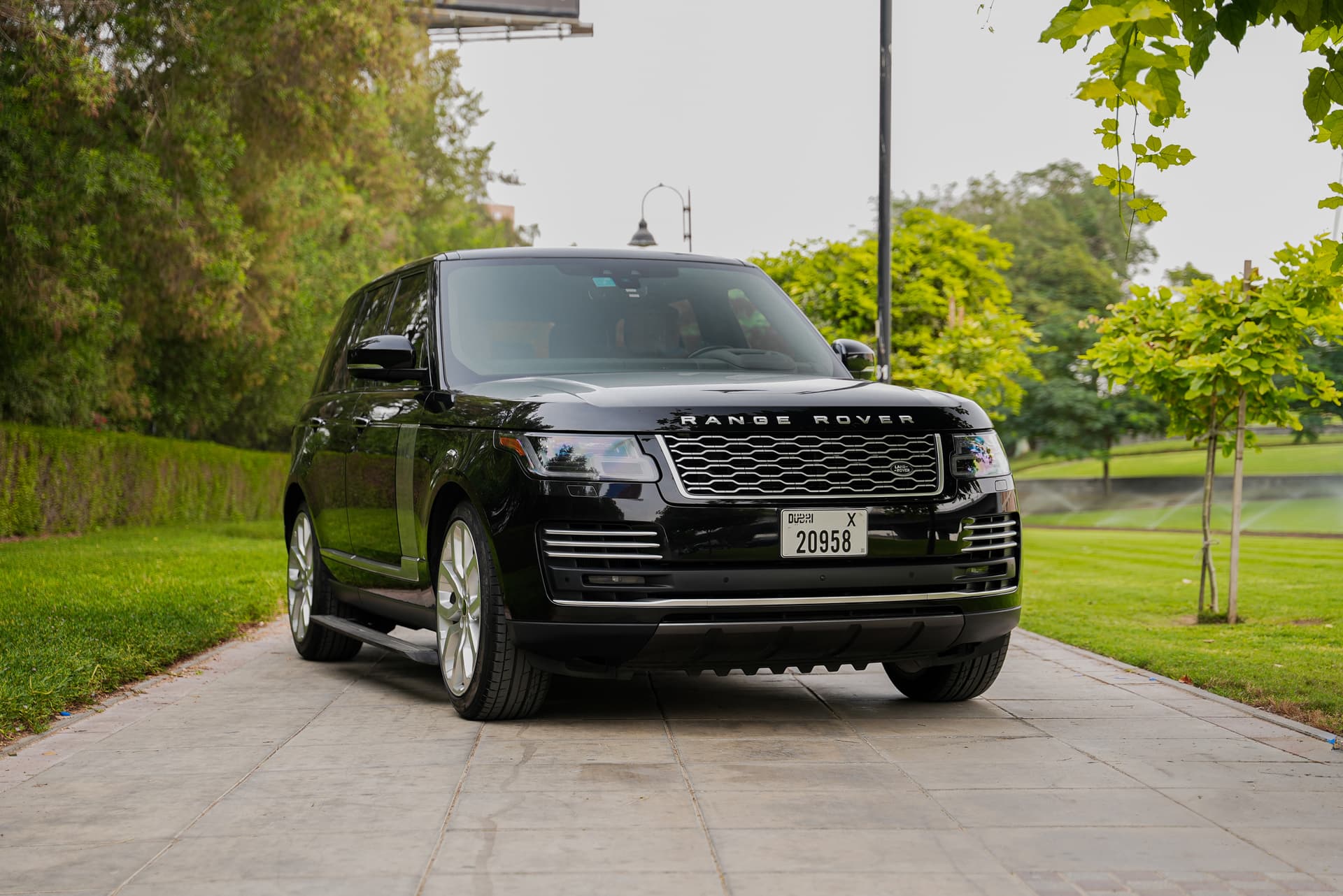 Land Rover Range Rover Autobiography 2021 huren Dubai - Vooraanzicht