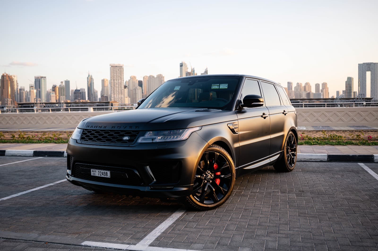 Land Rover Range Rover Sport HST 2022 huren Dubai - Vooraanzicht