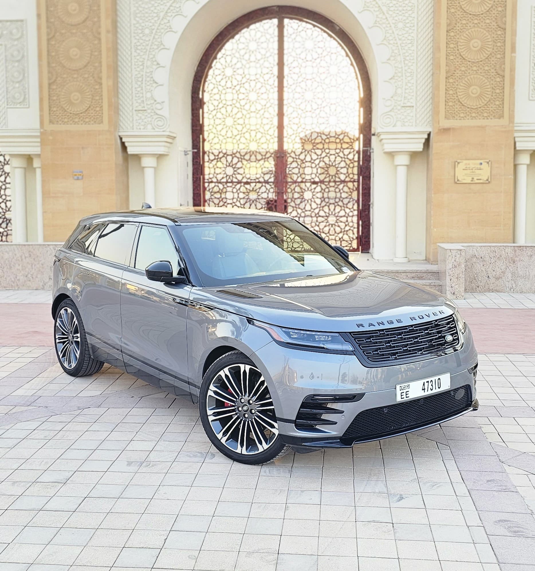 Land Rover Range Rover Velar SE Dynamic 2024 huren Dubai - Vooraanzicht