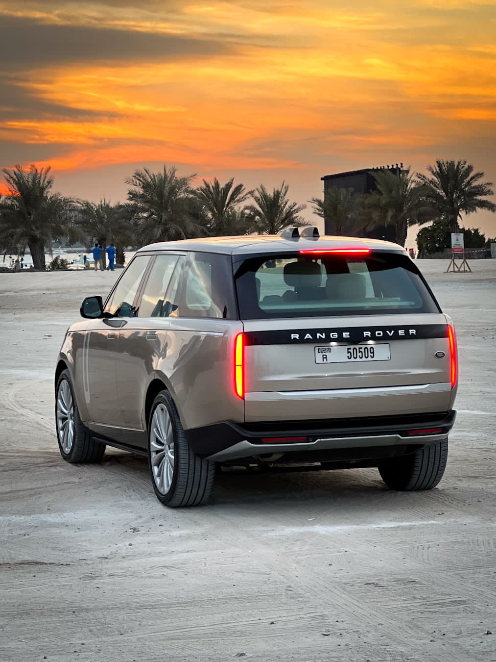Alquiler Land Rover Range Rover Vogue First Edition 2022 Dubai - Vista 4
