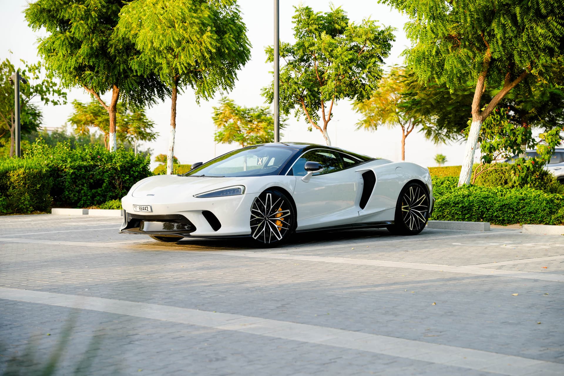 McLaren GT 2023 mieten in Dubai - Frontansicht