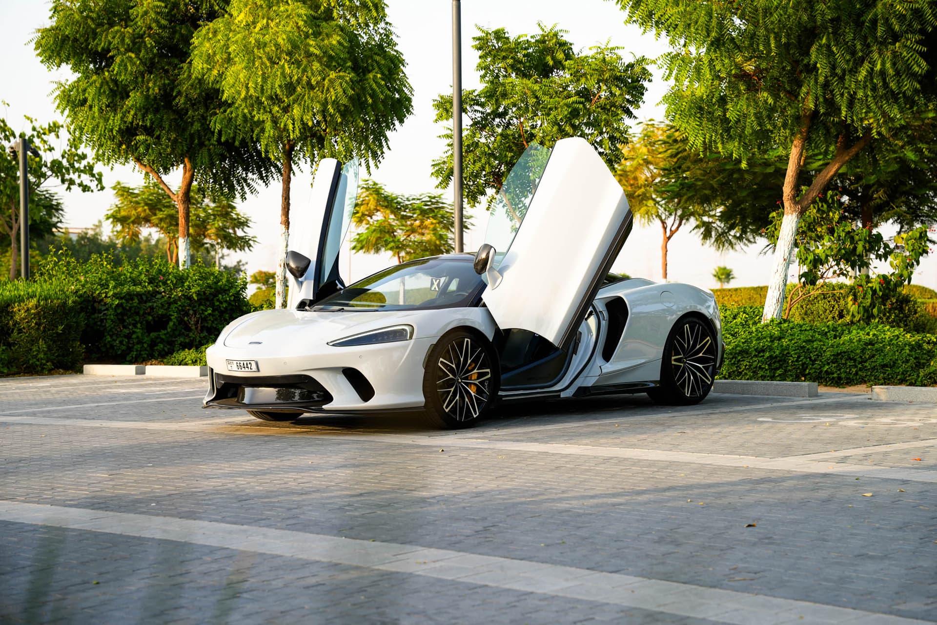 McLaren GT 2023 mieten in Dubai - Ansicht 2