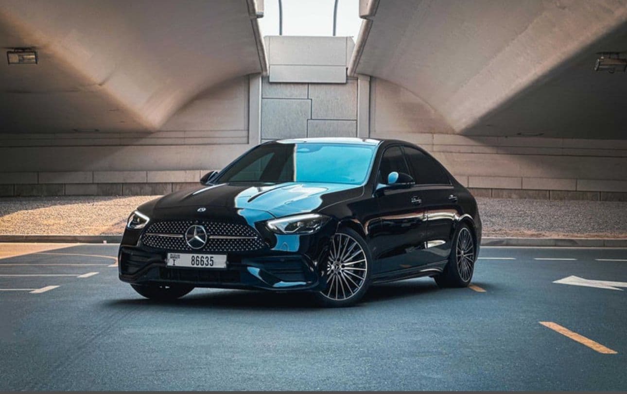 Mercedes-Benz C 300 2023 mieten in Dubai - Frontansicht