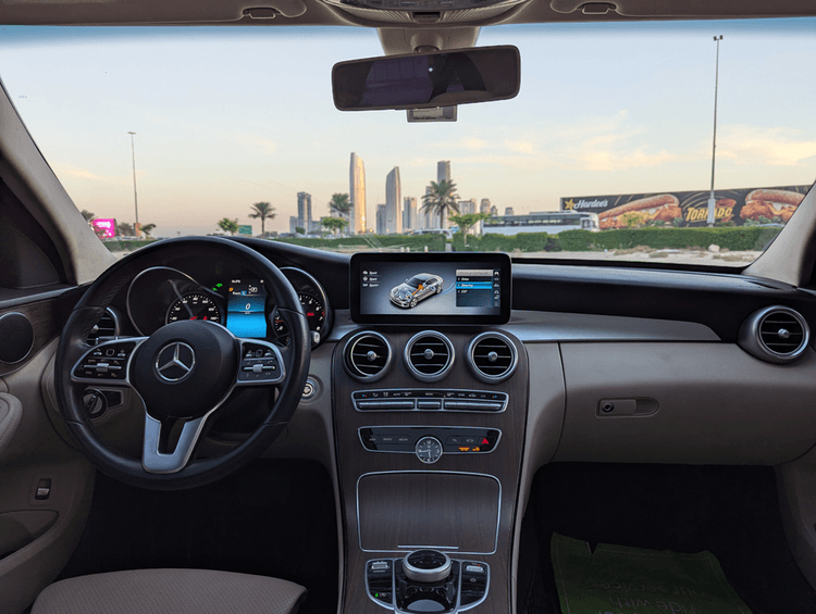 Mercedes Benz C300 AMG 2020 huren Dubai - Weergave 4