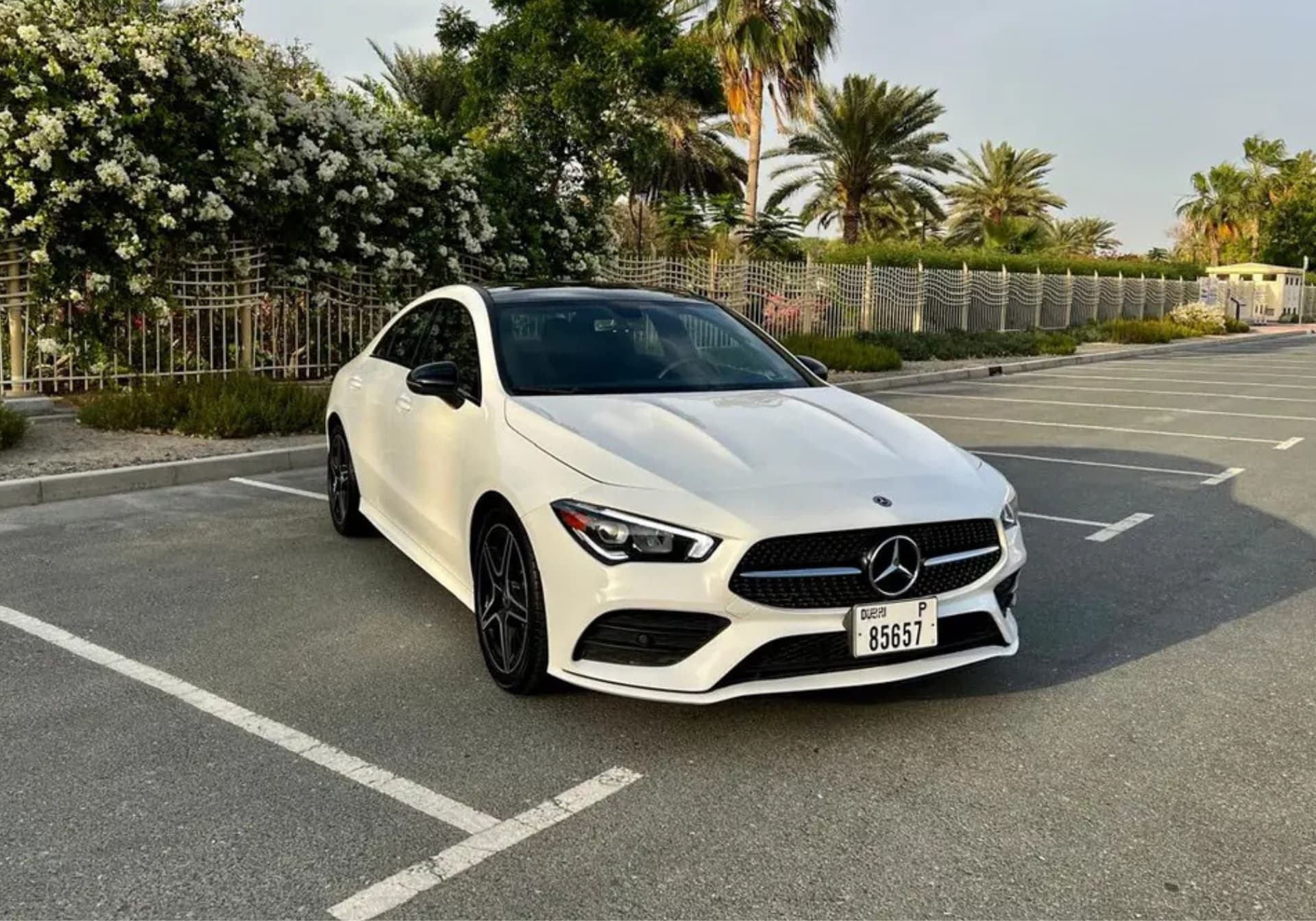 Mercedes-Benz CLA 250 2023 huren Dubai - Vooraanzicht