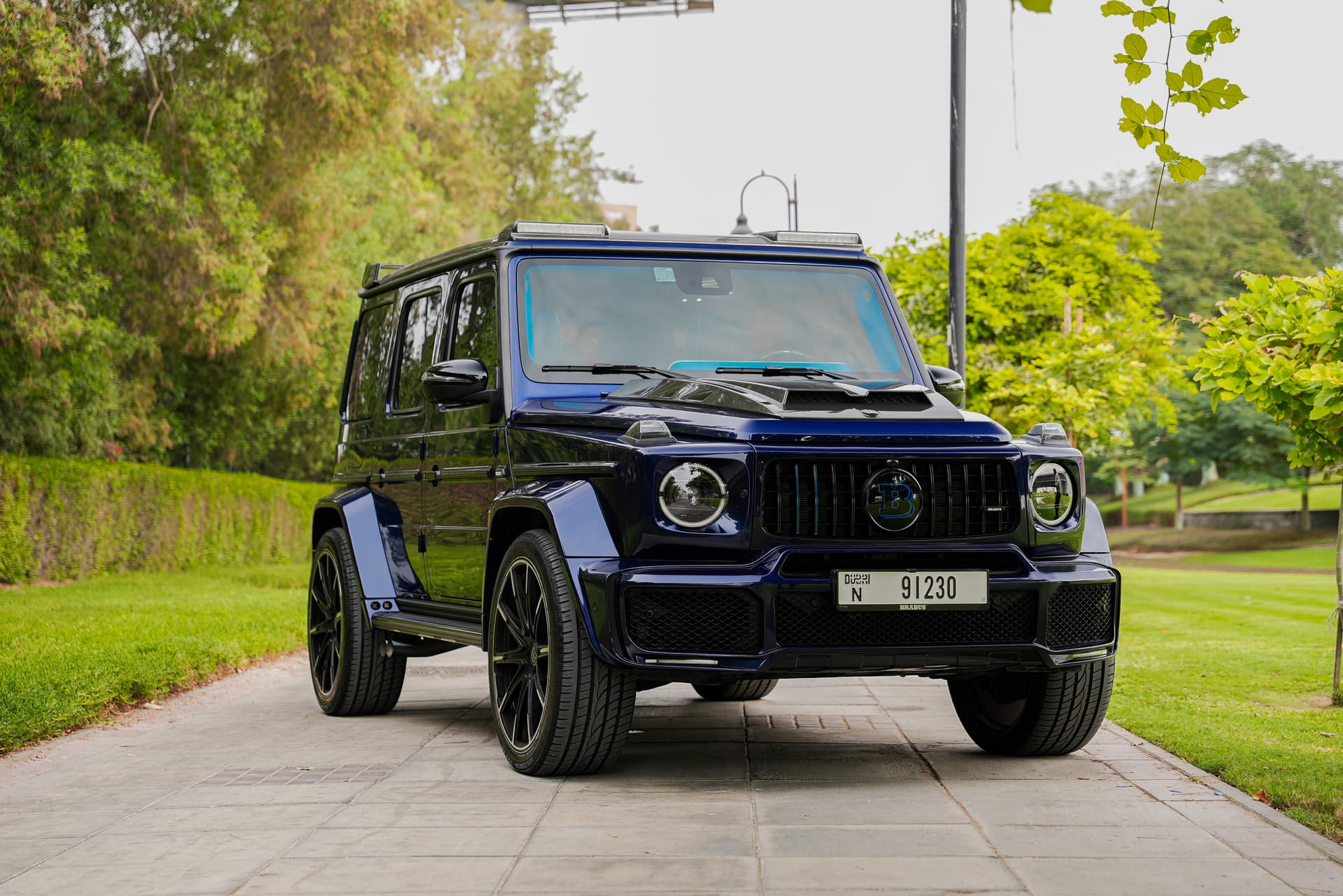 Mercedes-Benz G63 Brabus 700 2023 huren Dubai - Vooraanzicht