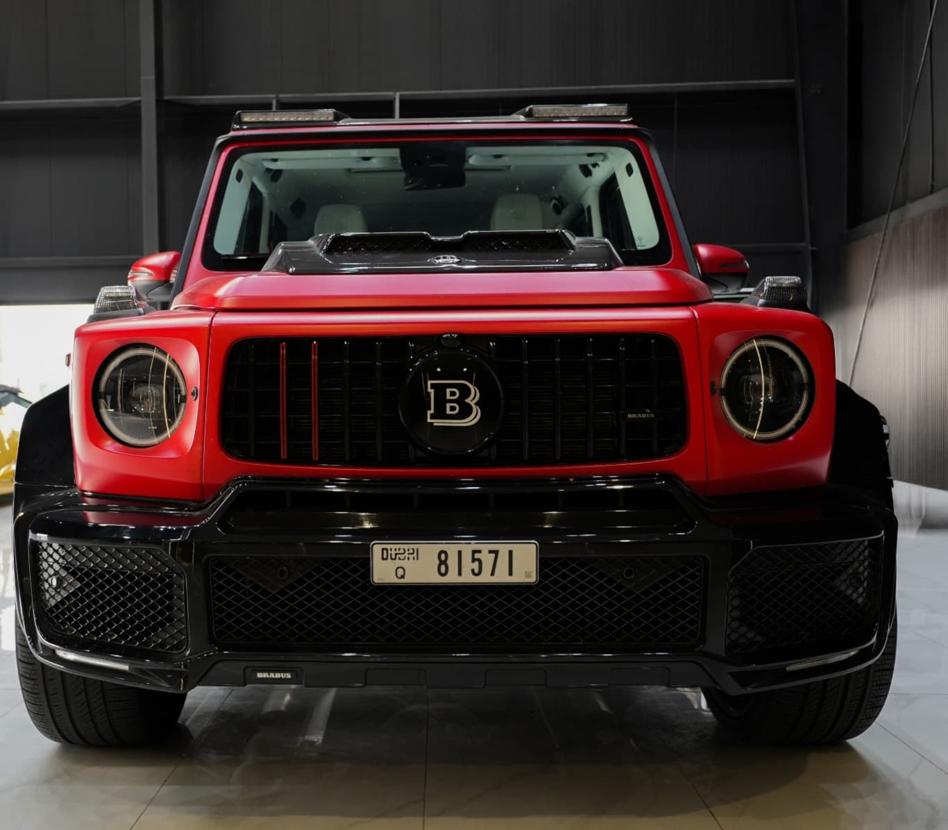 Mercedes-Benz G63 Brabus 800 2022 huren Dubai - Vooraanzicht