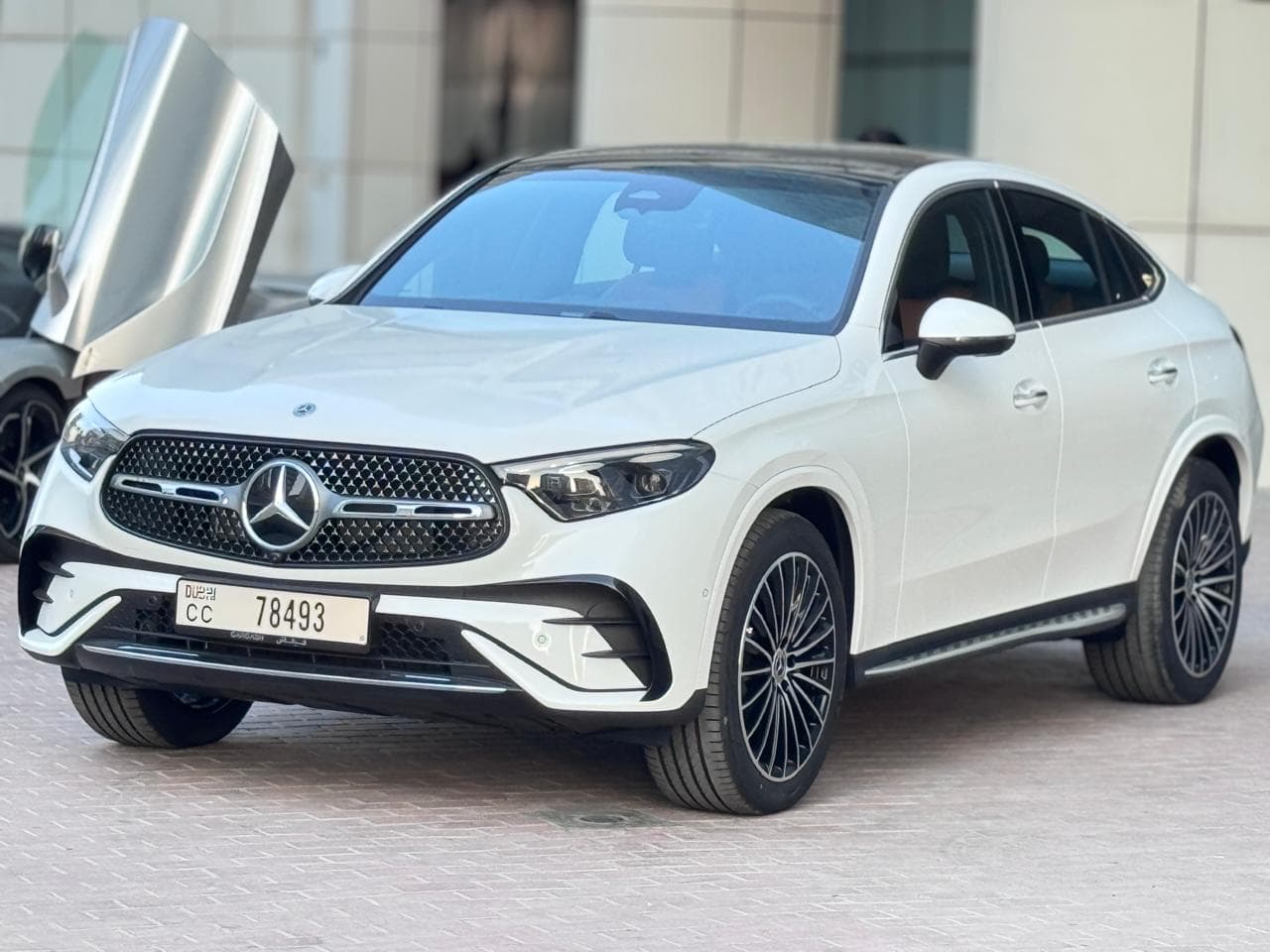 Mercedes-Benz GLC 200 2025 huren Dubai - Vooraanzicht