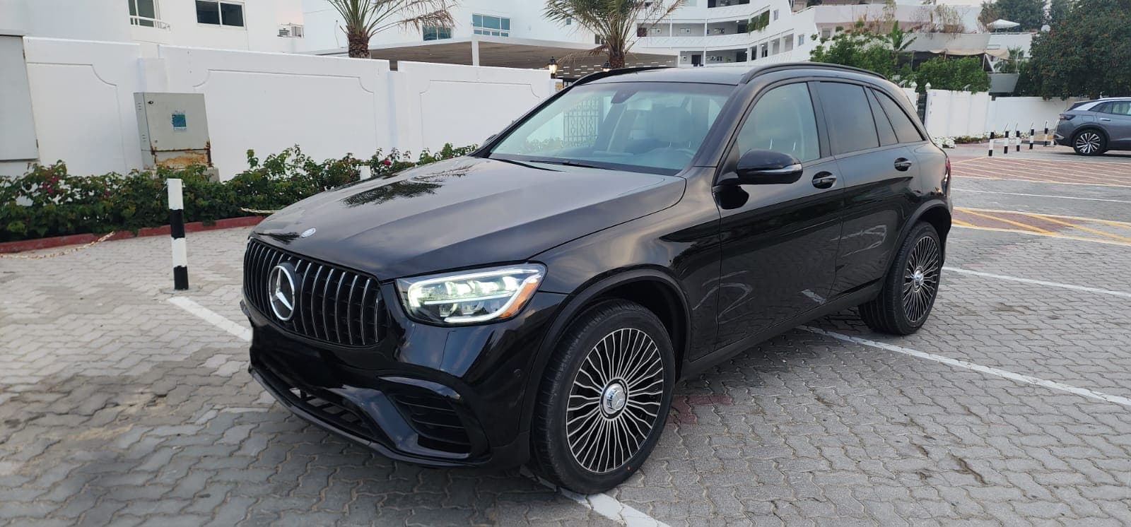 Mercedes-Benz GLC 300 2020 huren Dubai - Vooraanzicht