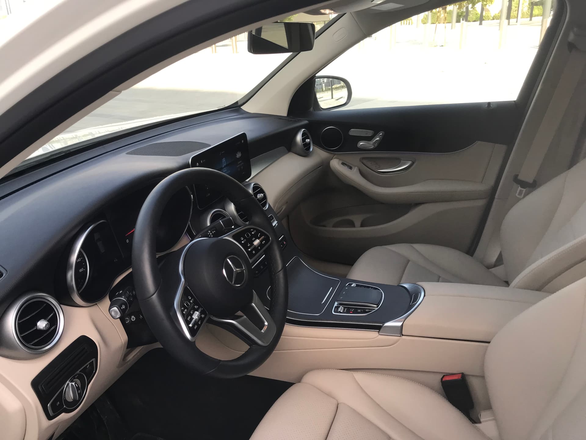Mercedes-Benz GLC 300 2022 mieten in Dubai - Ansicht 3