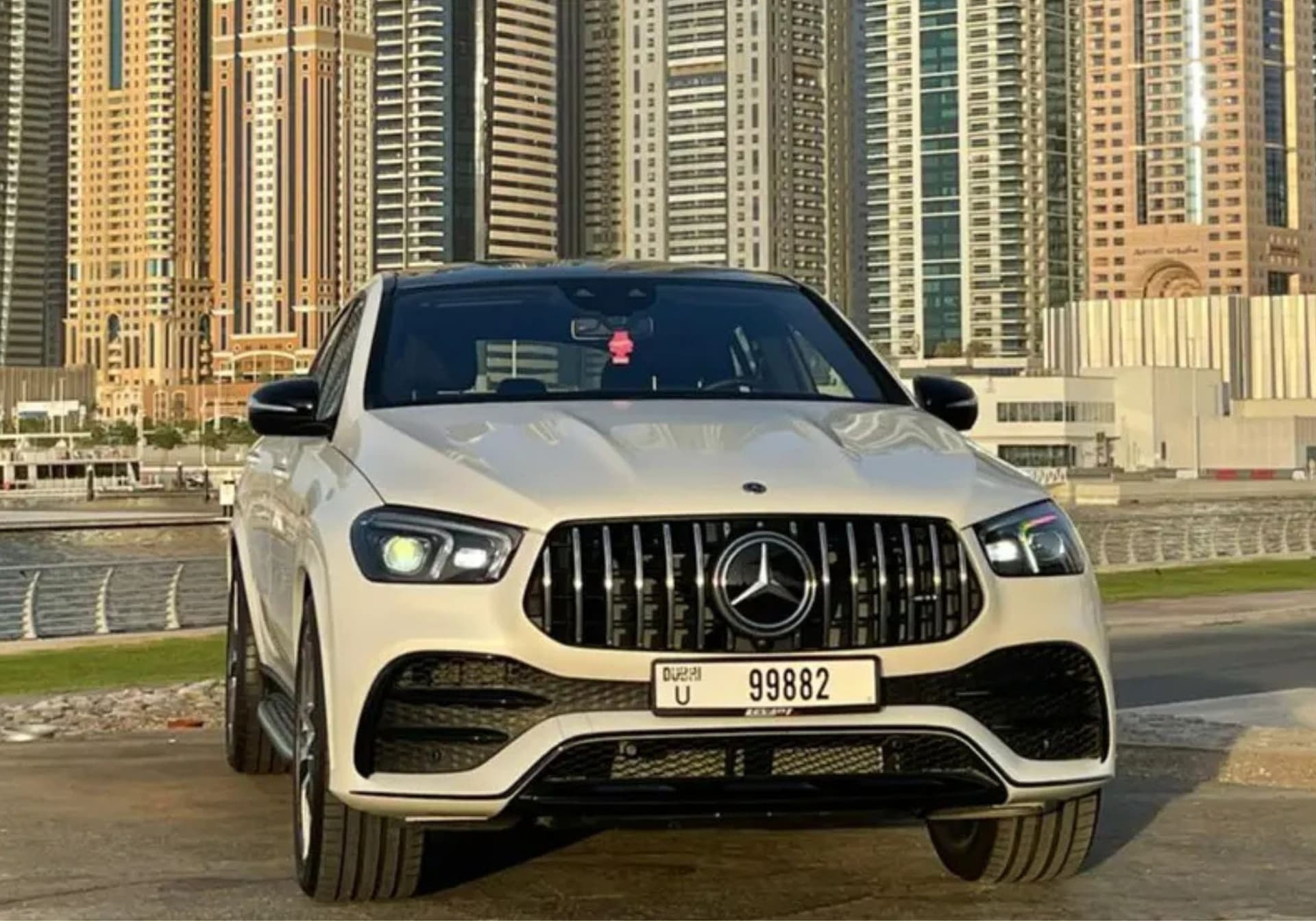 Mercedes-Benz GLE 53 AMG 2021 huren Dubai - Vooraanzicht