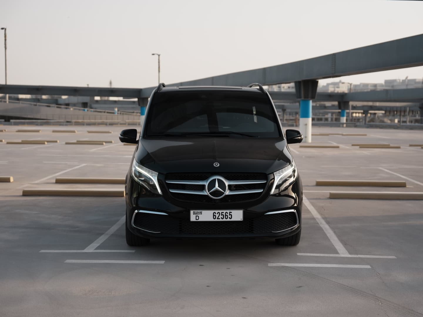 Mercedes-Benz Vito 250 2022 huren Dubai - Vooraanzicht