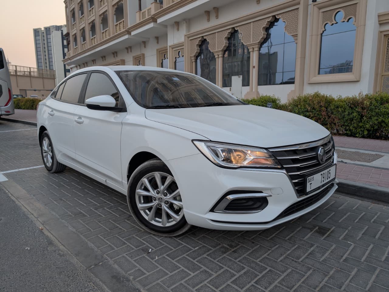 MG MG5 2025 mieten in Dubai - Frontansicht