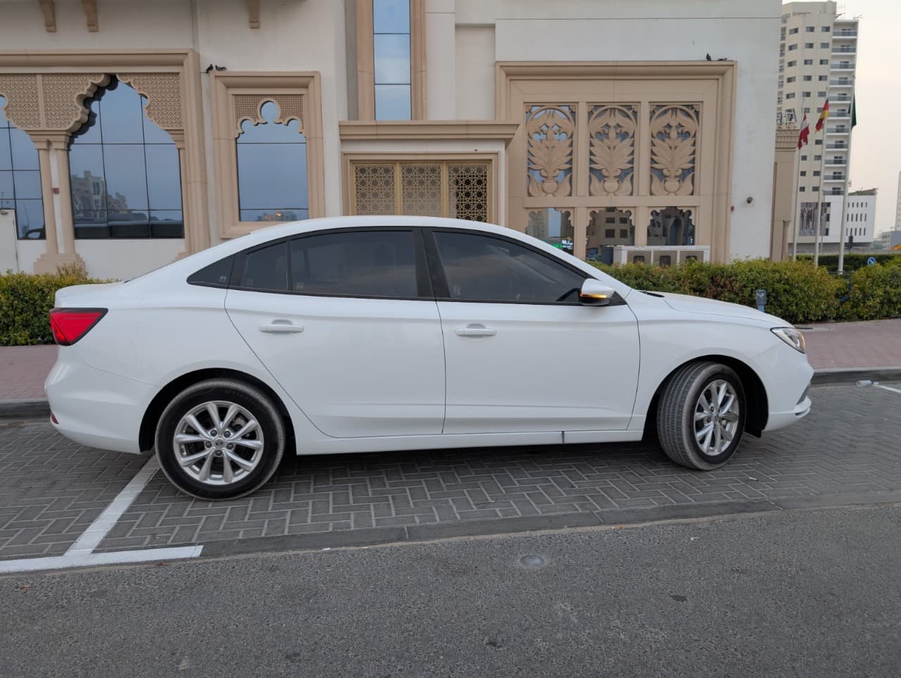 MG MG5 2025 mieten in Dubai - Ansicht 2