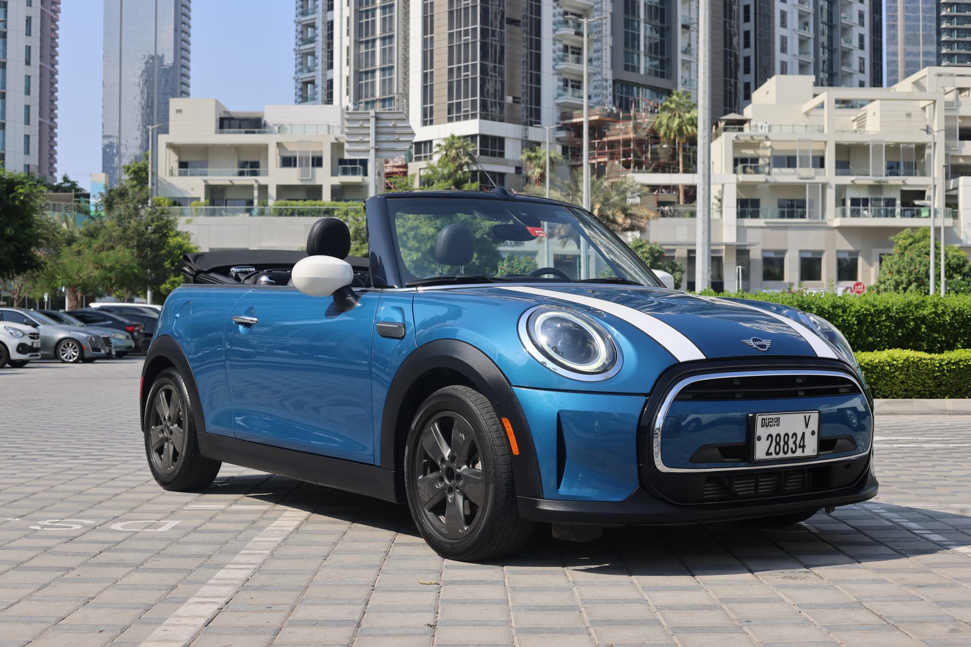 Mini Cooper Convertible 2023 mieten in Dubai - Frontansicht