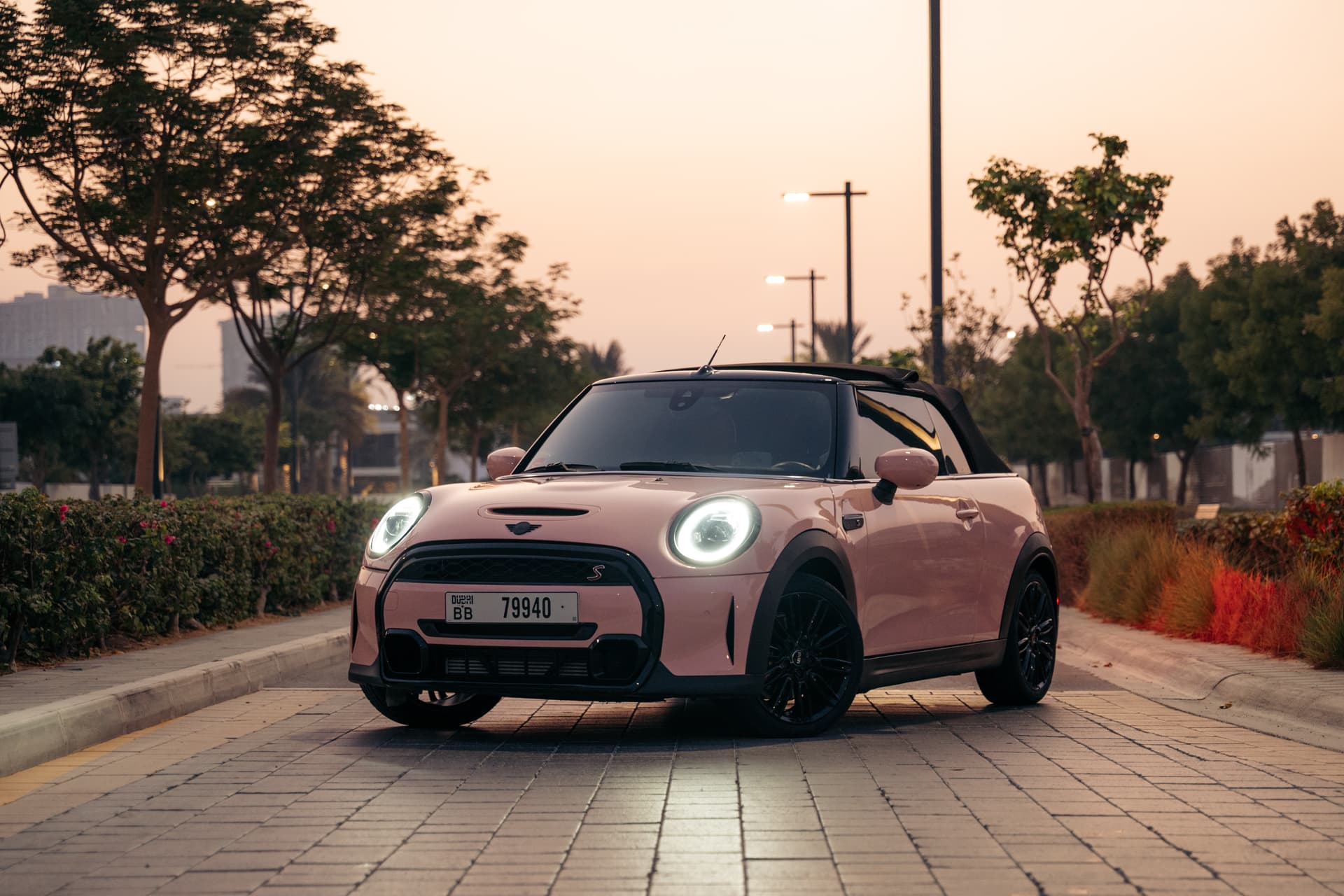 Mini Cooper S 2023 huren Dubai - Vooraanzicht