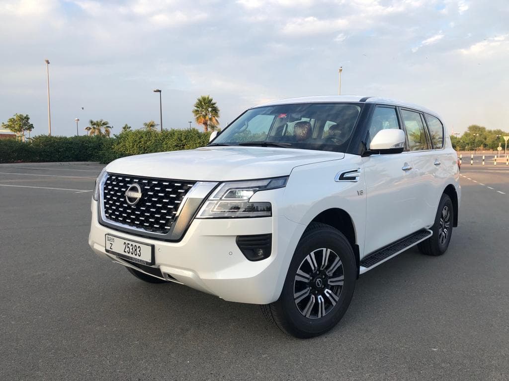 Nissan Patrol V8 2023 mieten in Dubai - Frontansicht