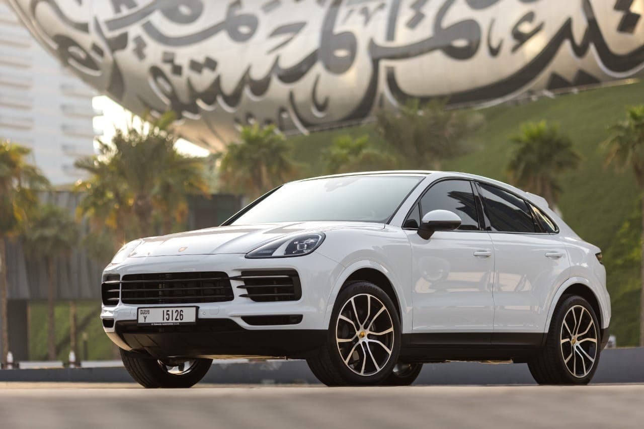 Porsche Cayenne 2023 huren Dubai - Vooraanzicht