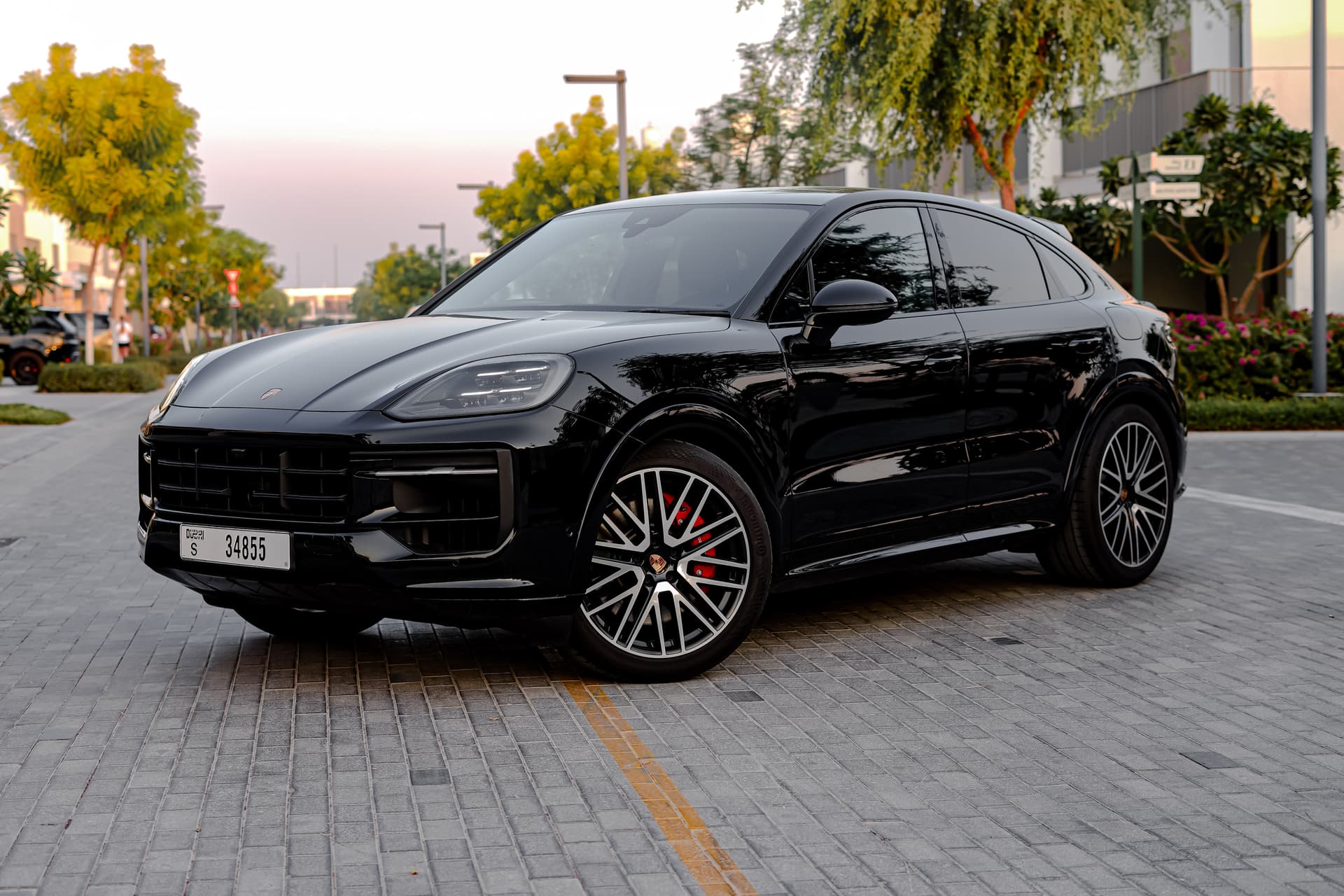 Porsche Cayenne GTS 2025 huren Dubai - Vooraanzicht