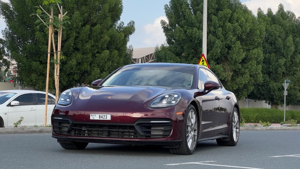 Porsche Panamera 2022 huren Dubai - Vooraanzicht