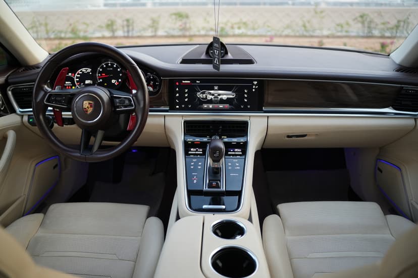 Porsche Panamera 2022 huren Dubai - Weergave 10