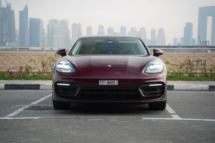 Porsche Panamera 2022 huren Dubai - Weergave 2