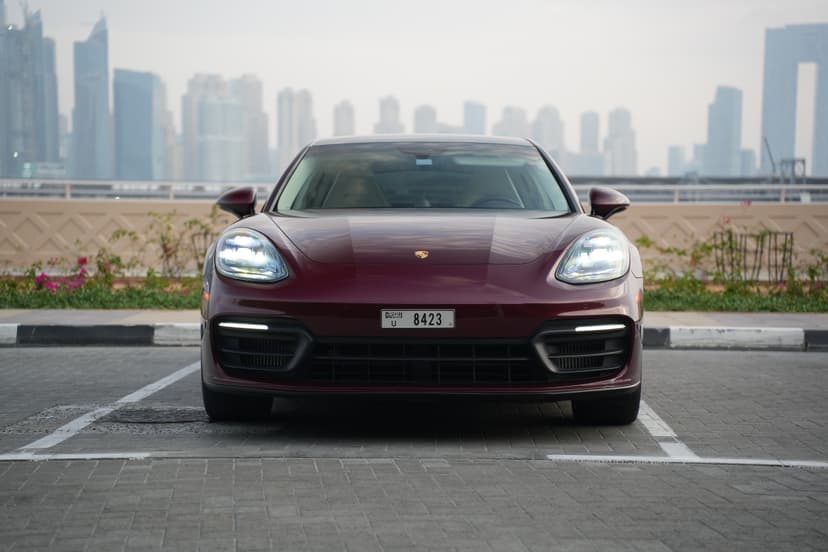 Porsche Panamera 2022 huren Dubai - Weergave 2