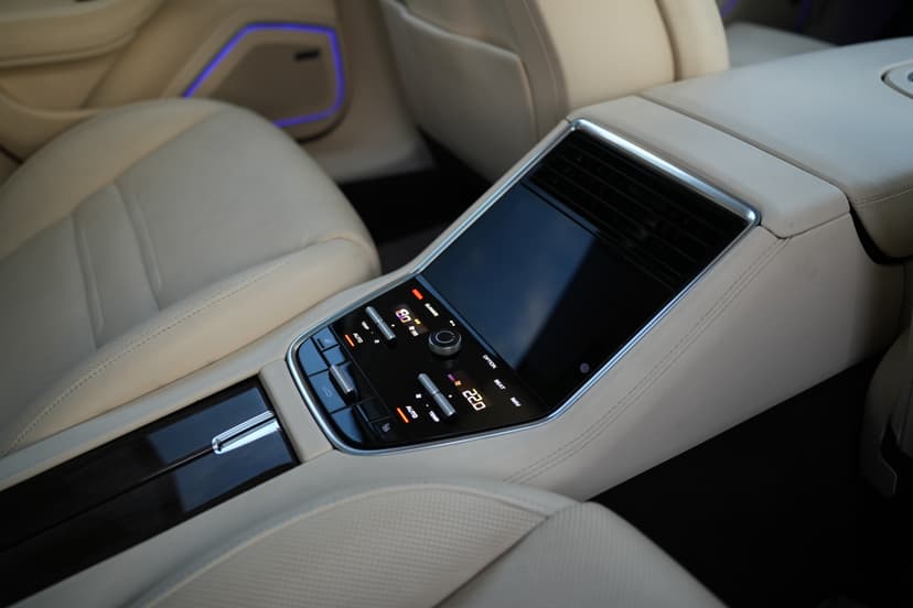 Porsche Panamera 2022 huren Dubai - Weergave 9